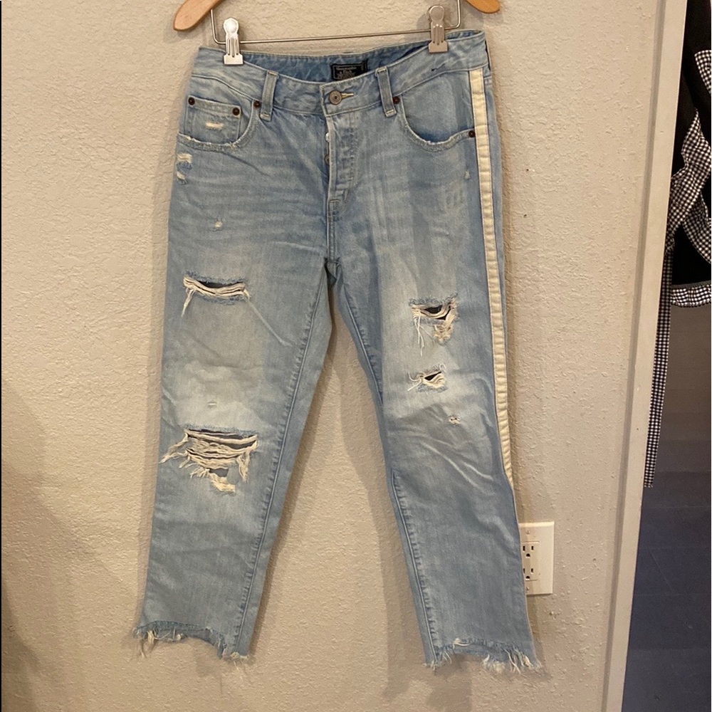 Light Wash, Hi-Rise, Boyfriend jeans with white side detailing